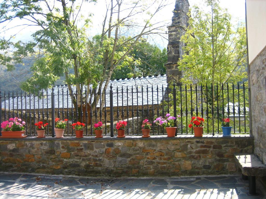 Apartamentos Rurales Casa Baltasar Monasterio De Hermo Exterior foto
